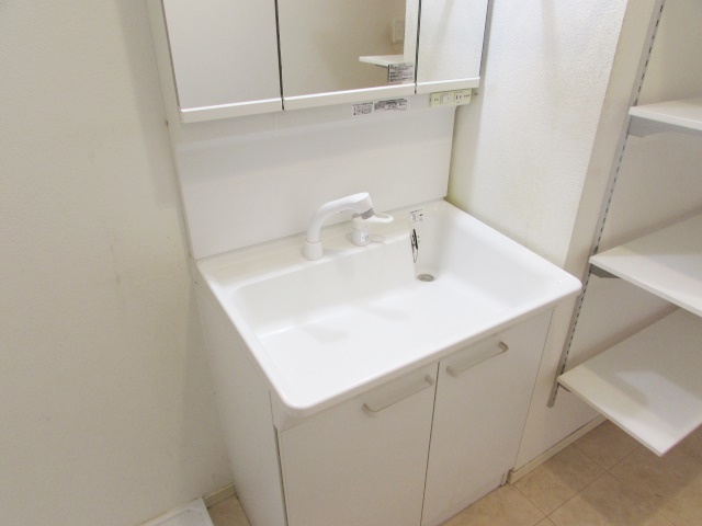 御殿山２丁目テラスハウスの洗面所|広い洗面スペース