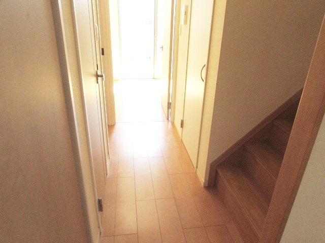 御殿山２丁目テラスハウスの内装|明るい室内です