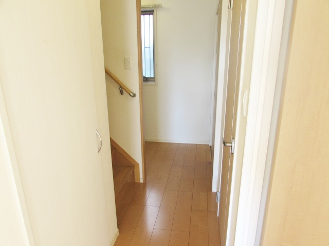 御殿山２丁目テラスハウスの内装|明るい色調の室内です