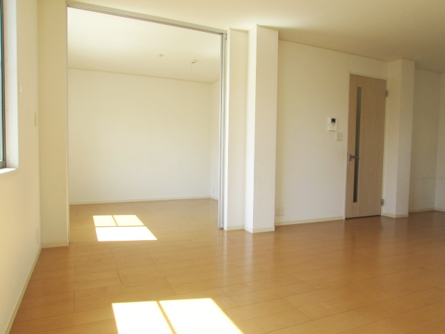 御殿山２丁目テラスハウスの居間・リビング|こちらのリビングで趣味の時間をお楽しみください