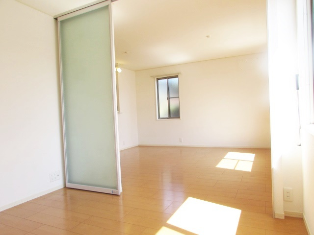 御殿山２丁目テラスハウスの居間・リビング|こちらの居間で趣味の時間をお楽しみください