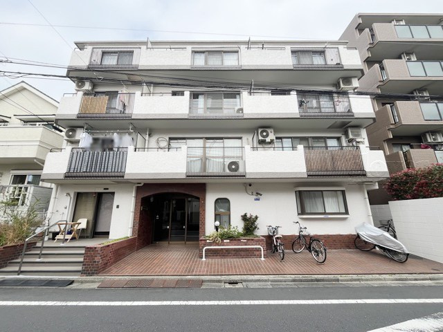 【外観】 | セザール久が原 | 手入れの行き届いた外壁やエントランスなど、「見ればわかる」レベルで清潔感を保ったマンションです。築年数を感じさせない姿で皆様をお出迎えします。～即日のご見学可能～　お問合せはお気軽にどうぞ。