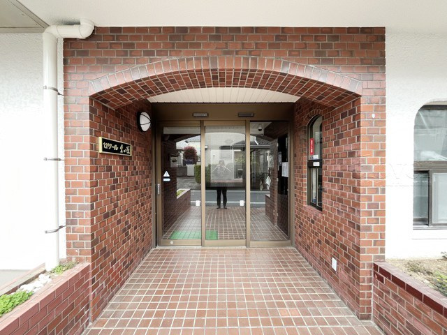 【エントランス】 | セザール久が原 | お客様を、そして住人を出迎えてくれるマンションのエントランス。ゴミが落ちていないことからも、管理状態の良さや住民の節度の高さが見て取れます。～即日のご見学可能～　お問合せはお気軽にどうぞ。
