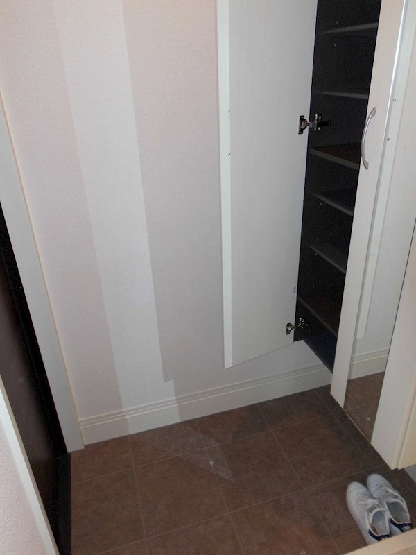 コーシェリ・アイの玄関