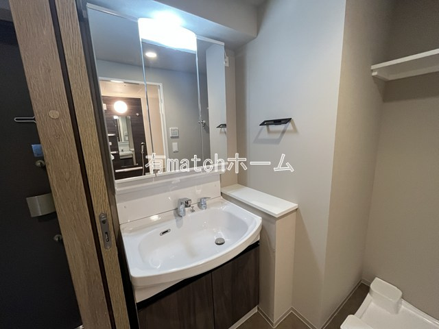Louis Residence 弁天町の独立洗面台