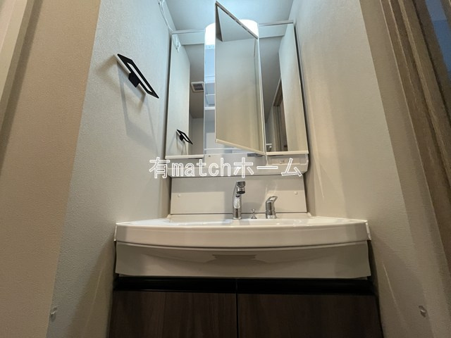 Louis Residence 弁天町の独立洗面台