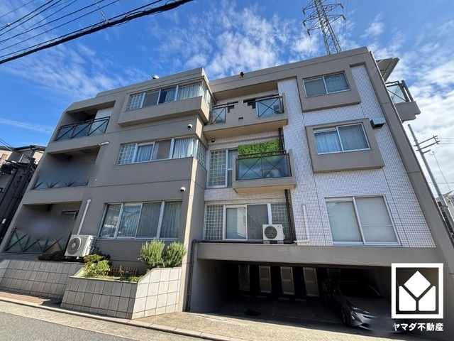 ポラーノ園和の外観|陽光に映える美しい外観。街並みに馴染みながらも、ひときわ目を引く存在感。