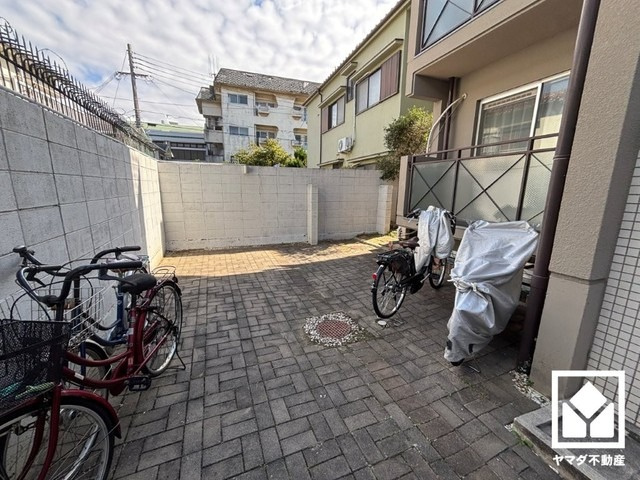 ポラーノ園和の駐輪場|たっぷり収納できる納戸付きだから、家の中をもっとスッキリ。季節の荷物や趣味の道具もしっかり収納。