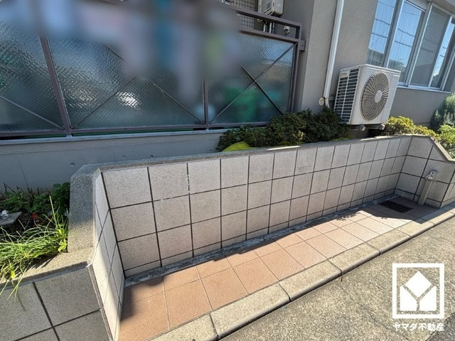ポラーノ園和のその他共用部分|玄関の壁面はお出かけの前のチェックにも便利な大きな鏡付きです。