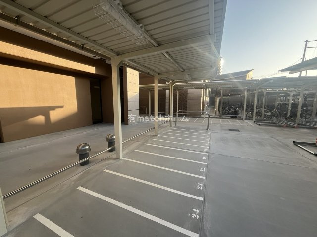 Luxe玉造南の駐車場