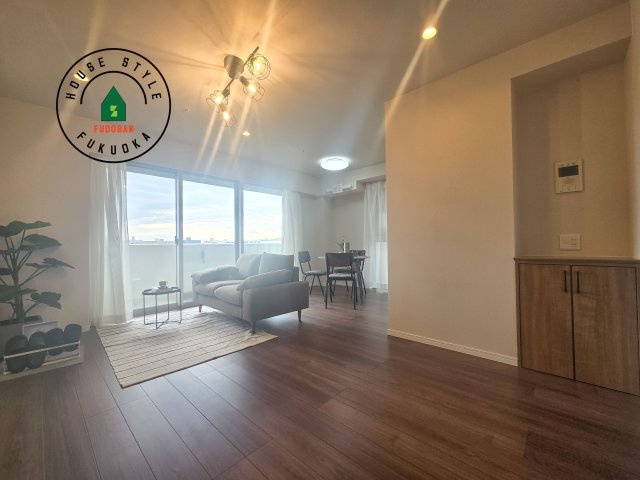 センターマークスタワーの内観：施工例|明るく開放的なリビングダイニングは豊かな陽光が注ぎ込み、やすらぎの空間を演出してくれます。ご家族で楽しいひとときをお過ごし下さい。