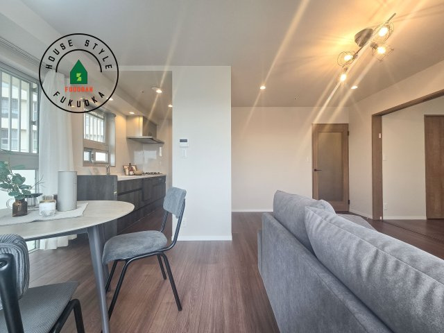 センターマークスタワーの内観：施工例|キッチンからリビングをしっかり確認できます。家族の笑顔があふれる空間になりそうですね。