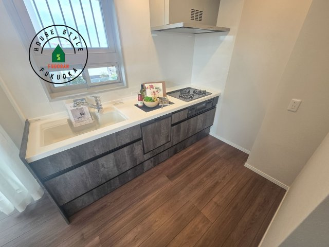 センターマークスタワーの内観：施工例|ダイニングテーブルへの配膳がラクラク、お料理はかどるカウンター付きシステムキッチン！