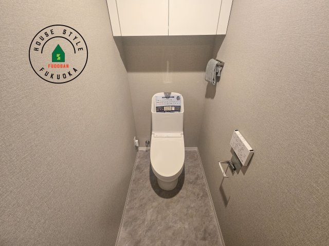 センターマークスタワーの内観：施工例|白を基調とした、シンプルながらも落ち着くデザイン。洗浄付き温水便座で機能性も兼ね備えています♪