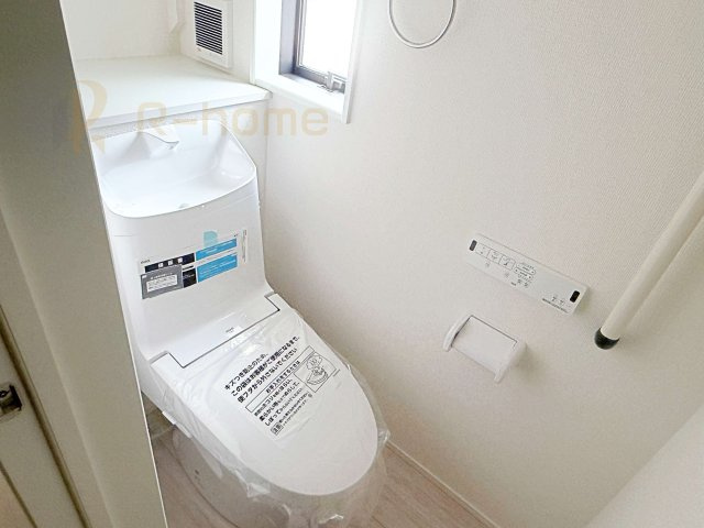 取手市白山8期　新築戸建て　1号棟のトイレ|温水洗浄便座付きのトイレ。
トイレが２ヵ所設置で朝の忙しい時間でも安心です。