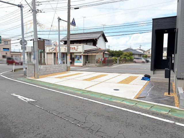 取手市白山8期　新築戸建て　1号棟の駐車場|カースペースは3台完備。ゲスト用のスペースも確保できますね♪