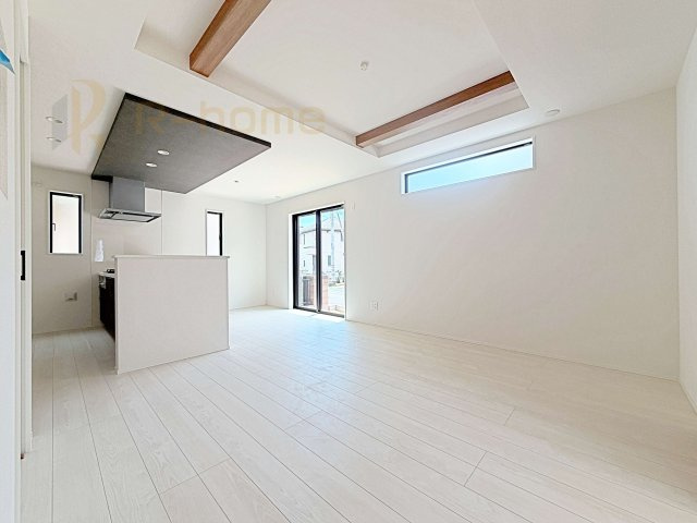 取手市白山8期　新築戸建て　1号棟の居間・リビング|広くてとっても明るいLDK♪ストック品などの収納に便利なパントリー付き♪