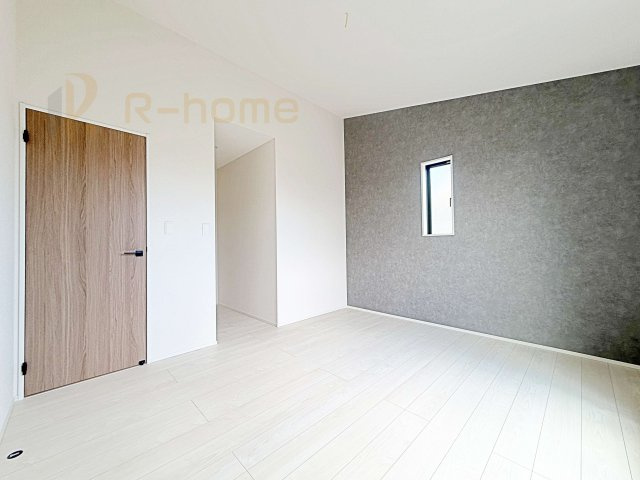 取手市白山8期　新築戸建て　1号棟の洋室|アクセントクロスが映える2階洋室。お仕事の疲れを癒すひとときを有意義に♪全居室収納で空間もスッキリ♪