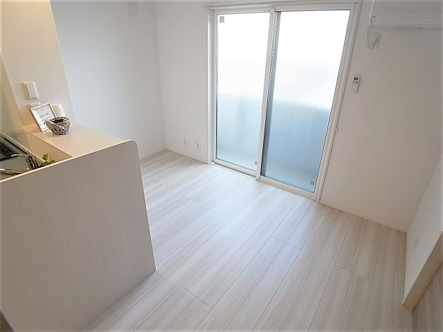 The Crossの居間・リビング|綺麗で清潔なリビングスペース