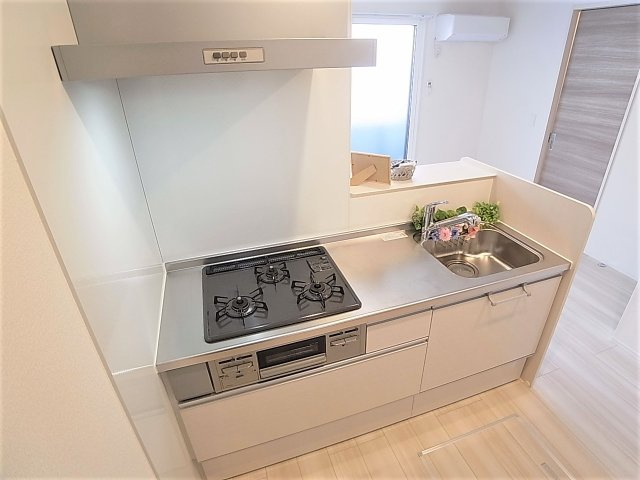 The Crossのキッチン|３口ガス対面システムキッチン（グリル付）