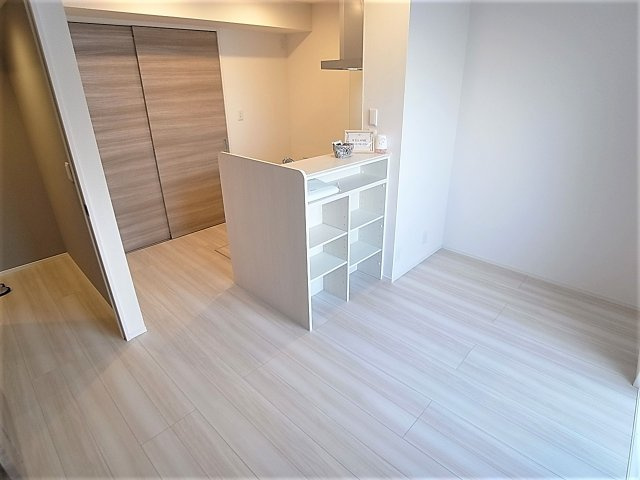 The Crossの居間・リビング|カウンター部分が収納になっています