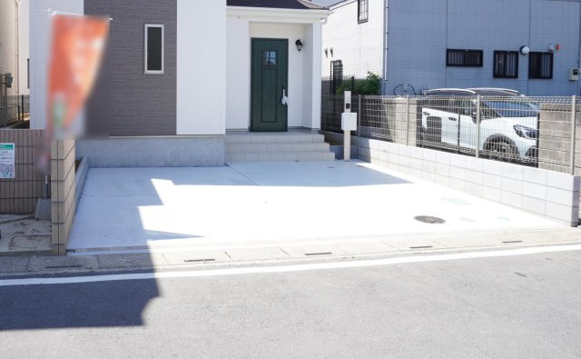草加市谷塚仲町 新築分譲住宅 全6棟 A号棟の駐車場