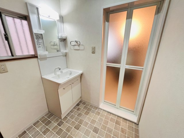 下畑町貸家の洗面所