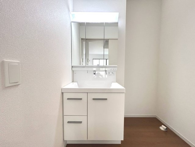 新築戸建　江南市古知野町3期　全2区画分譲の独立洗面台|床材に受ける様々な傷や、温度・湿度変化によるクラックの発生を大幅に抑える特殊加工を施工済み。