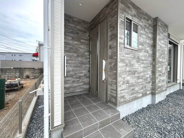 新築戸建　江南市古知野町3期　全2区画分譲の玄関|玄関ドアの鍵はディンプルキーと内側はサムターンキーになっており防犯性の高い仕様になっています。
