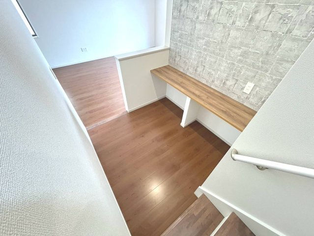 新築戸建　江南市古知野町3期　全2区画分譲の居間・リビング|リビングからの小上がりスペースにデスクコーナーがあります。正面にアクセントクロスが貼られとてもお洒落です。