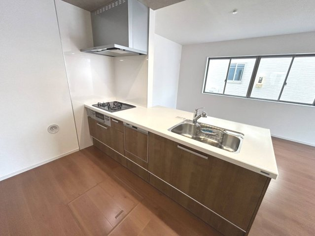 新築戸建　江南市古知野町3期　全2区画分譲のキッチン|ステンレスをワークスペース部分トップに使用した機能的で美しいシステムキッチンを使用しています。