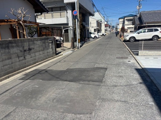 【前面道路含む現地写真】 | 西区南観音8丁目　全6区画　NO6【外構工事込】 | 前面道路5.5ｍで駐車もスムーズ