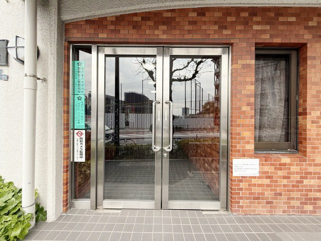 【エントランス】 | 北品川ダイヤモンドパレス | お客様を、そして住人を出迎えてくれるマンションのエントランス。ゴミが落ちていないことからも、管理状態の良さや住民の節度の高さが見て取れます。～即日のご見学可能～　お問合せはお気軽にどうぞ。