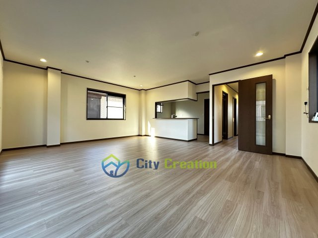 平塚市長持　３階建て広々リフォーム戸建ての居間・リビング