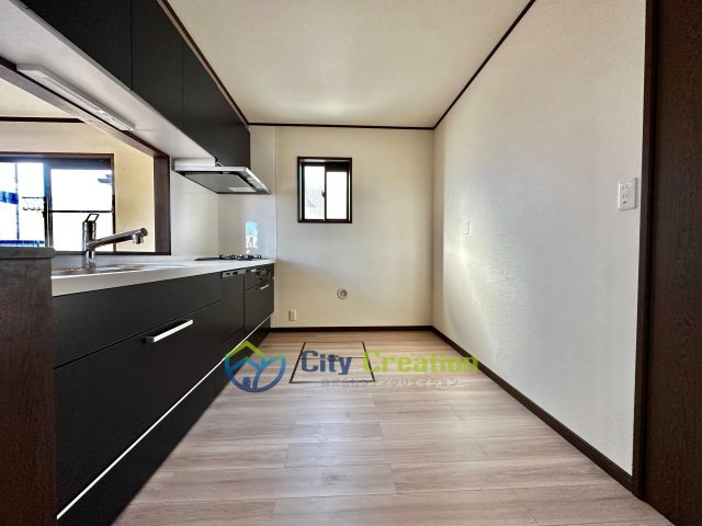 平塚市長持　３階建て広々リフォーム戸建てのキッチン