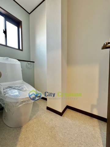 平塚市長持　３階建て広々リフォーム戸建てのトイレ