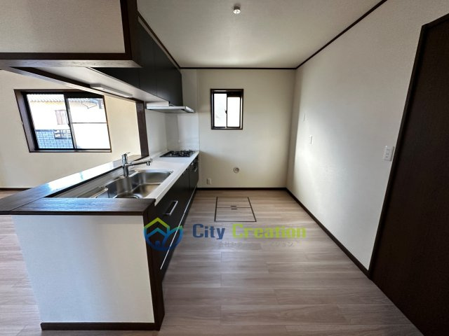 平塚市長持　３階建て広々リフォーム戸建てのキッチン