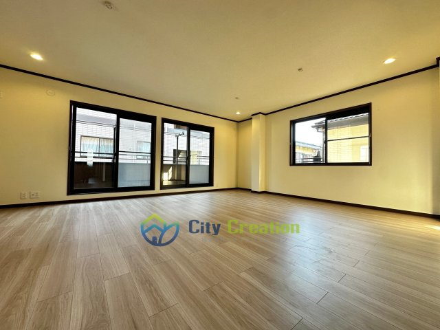 平塚市長持　３階建て広々リフォーム戸建ての居間・リビング