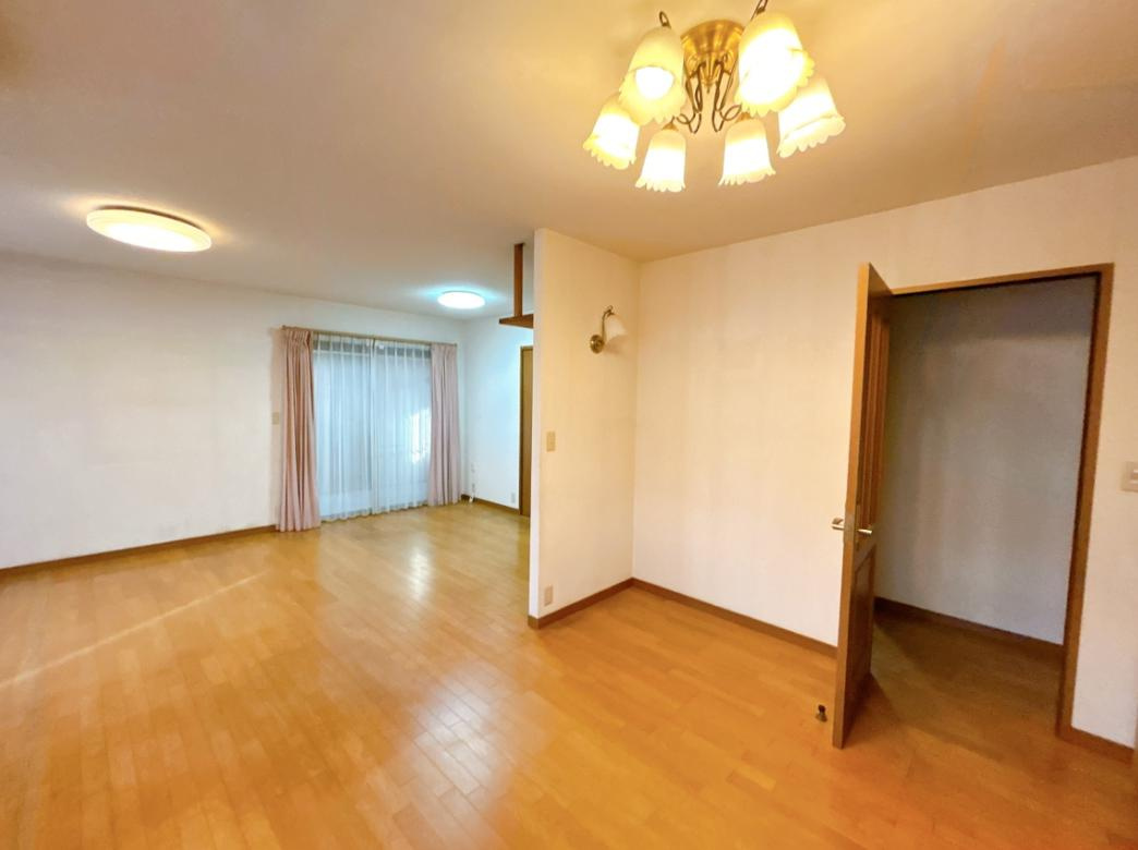 ひたちなか市田彦　中古戸建の居間・リビング|大型テレビに大型ソファー(^^)どんなインテリアにしますか？