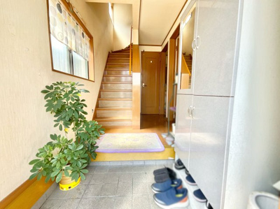 【玄関】 | 伏見区久我御旅町　中古戸建 | 《ローンの事やお家探しのご相談は（株）ゆいホームにお任せ下さい。ちょっとした疑問にも解りやすくお応えします。》お気軽にどうぞ(^^)/