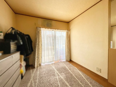 【居間・リビング】 | 伏見区久我御旅町　中古戸建 | 【LDK15.5帖】
角地につき日当たり・風通し良好です。東側は児童公園になっており高い建物がないので開放感があります。