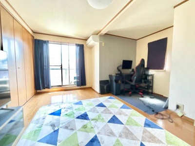 【洋室】 | 伏見区久我御旅町　中古戸建 | 【2階洋室9.2帖】
2階には9.2帖の洋室と7.5帖の洋室がございます。それぞれのお部屋にバルコニーがあり開放的です。クローゼットが完備されているので収納もバッチリです。