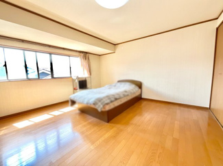 【洋室】 | 伏見区久我御旅町　中古戸建 | 【3階洋室11.2帖】
3階には11.2帖の洋室と7.5帖の和室がございます。各居室が振り分けの間取りになっているので、プライベートな時間もゆっくりとくつろげる空間です。