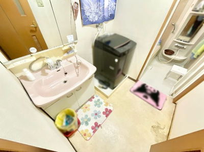 【洗面所】 | 伏見区久我御旅町　中古戸建 | 【洗面化粧台】
玄関を出てすぐに児童公園があり、徒歩3、4分の位置にも点在しているので、子育て世代の方にもおすすめの物件です。小学校が徒歩10分圏内で通学にも安心の距離です。