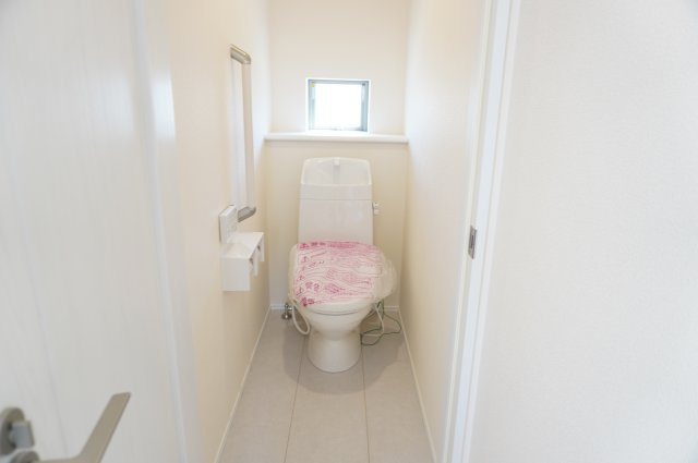 草加市谷塚仲町 新築分譲住宅 全6棟 B号棟のトイレ|1階