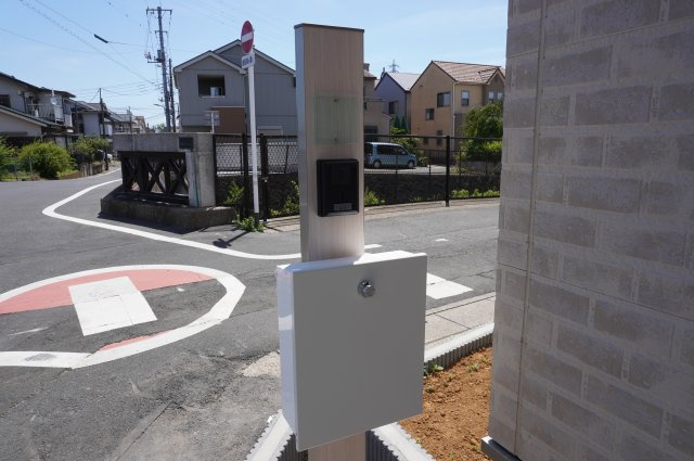 草加市谷塚仲町 新築分譲住宅 全6棟 B号棟の設備|インターホン機能付き門柱