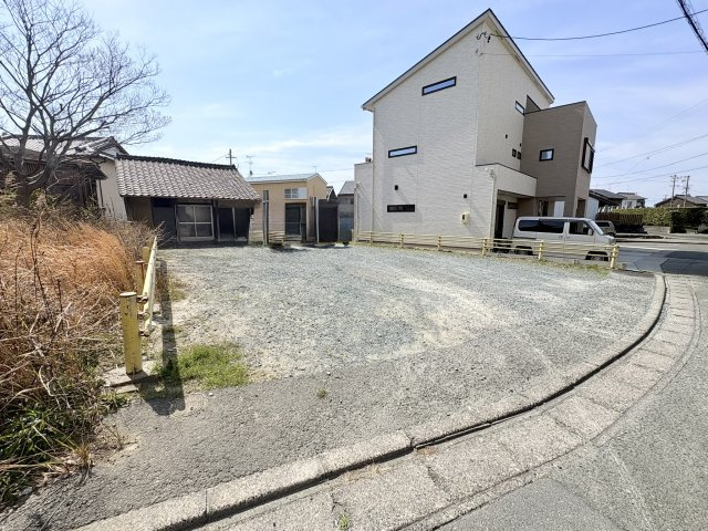 売土地　中央区舞阪町舞阪の外観|周辺も開けているので風通しや陽当たりも確保しやすい土地です。