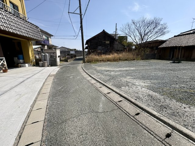売土地　中央区舞阪町舞阪の前面道路含む現地写真|前面道路の幅員が2.6ｍのため、セットバックが必要です。