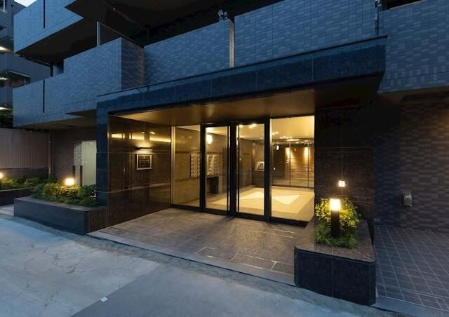 ルーブル蓮根弐番館のエントランス
