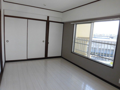 【居間・リビング】 | コーポくにじま | 白基調のお部屋です